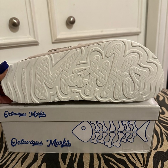 SOLD- OCTAVIOUS MARKS UNISEX FISHBONE CLOGS. MENS SIZE 7/8. WOMEN'S SIZE 9/10. - Picture 3 of 8